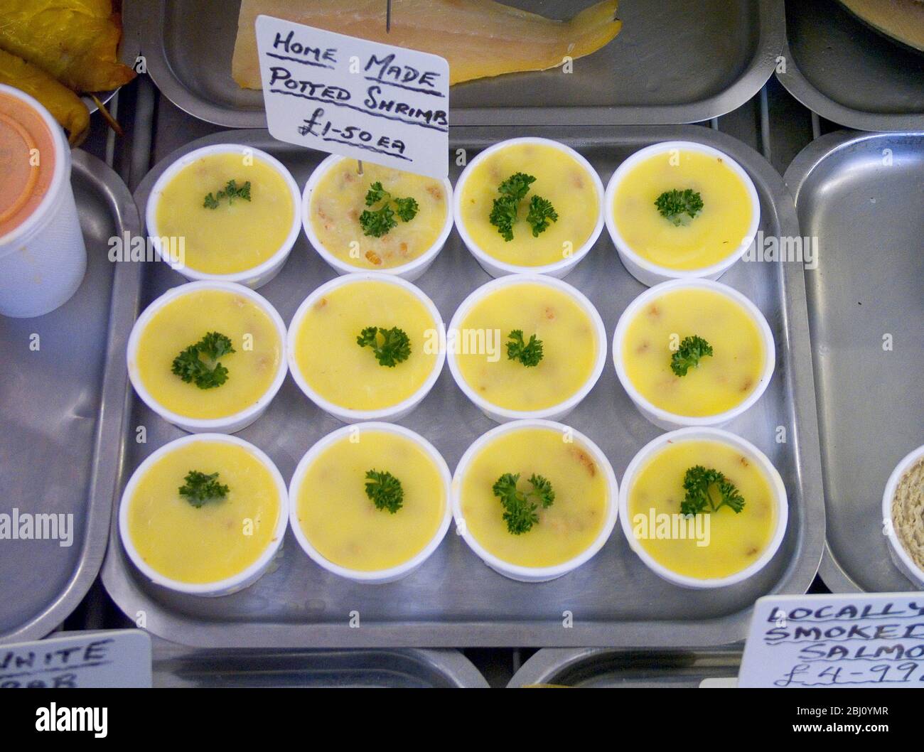 Camarones en maceta para la venta en el mostrador de pescadería - Foto de stock