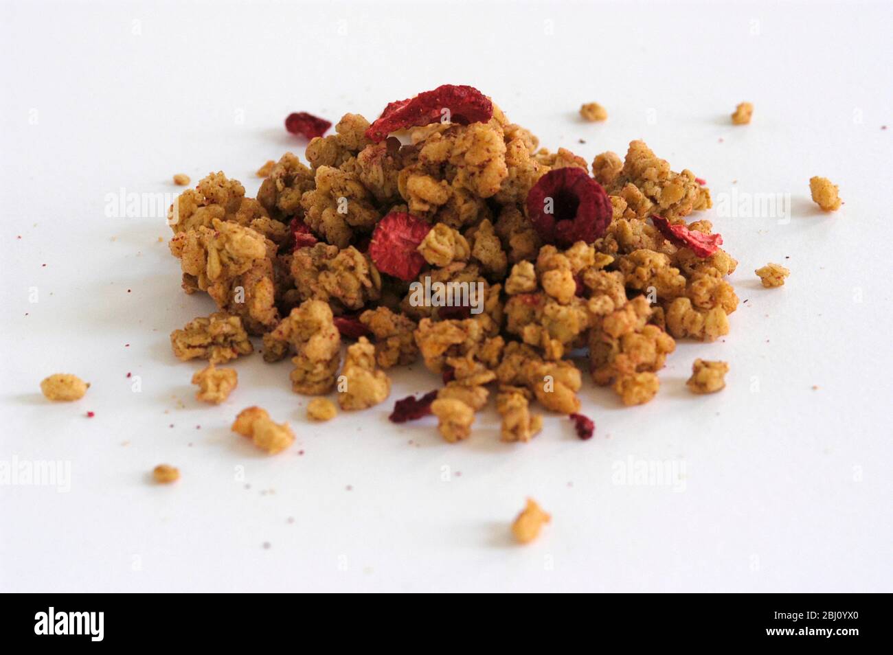 Un montón pequeño de cereales de desayuno sobre fondo blanco - Foto de stock