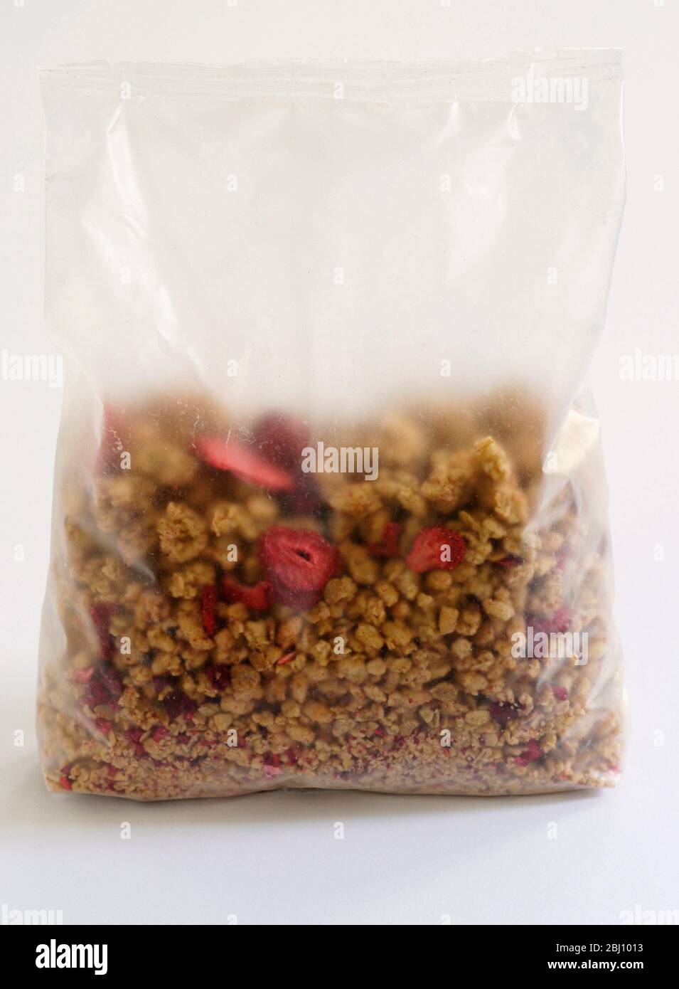 Cereales de desayuno en envases translúcidos sobre fondo blanco - Foto de stock