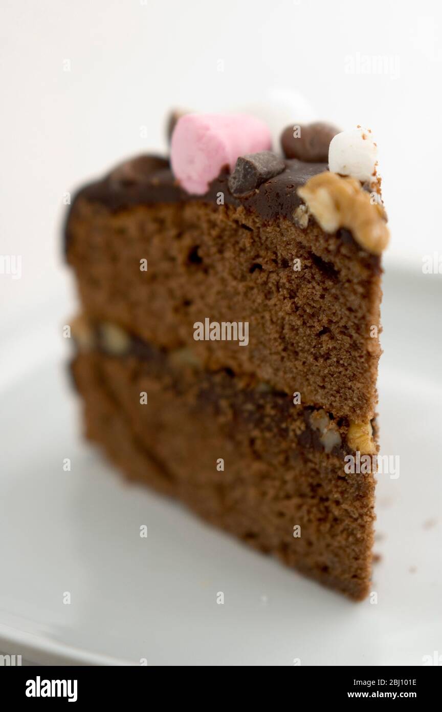 Tarta de chocolate "Rocky Road" con nueces, marismas y dulces - Foto de stock