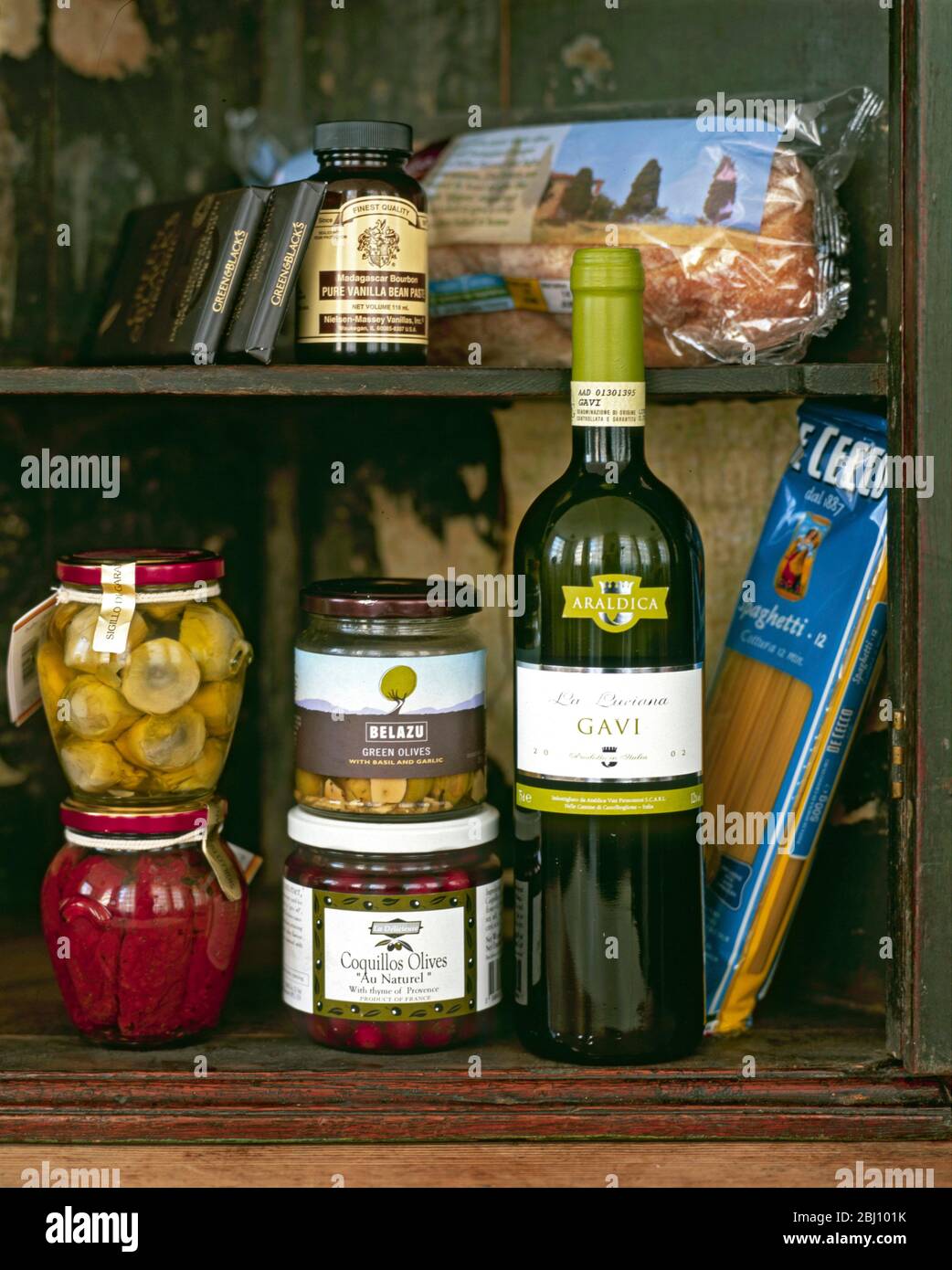 Armario viejo de la tienda con la selección de productos alimenticios - Foto de stock