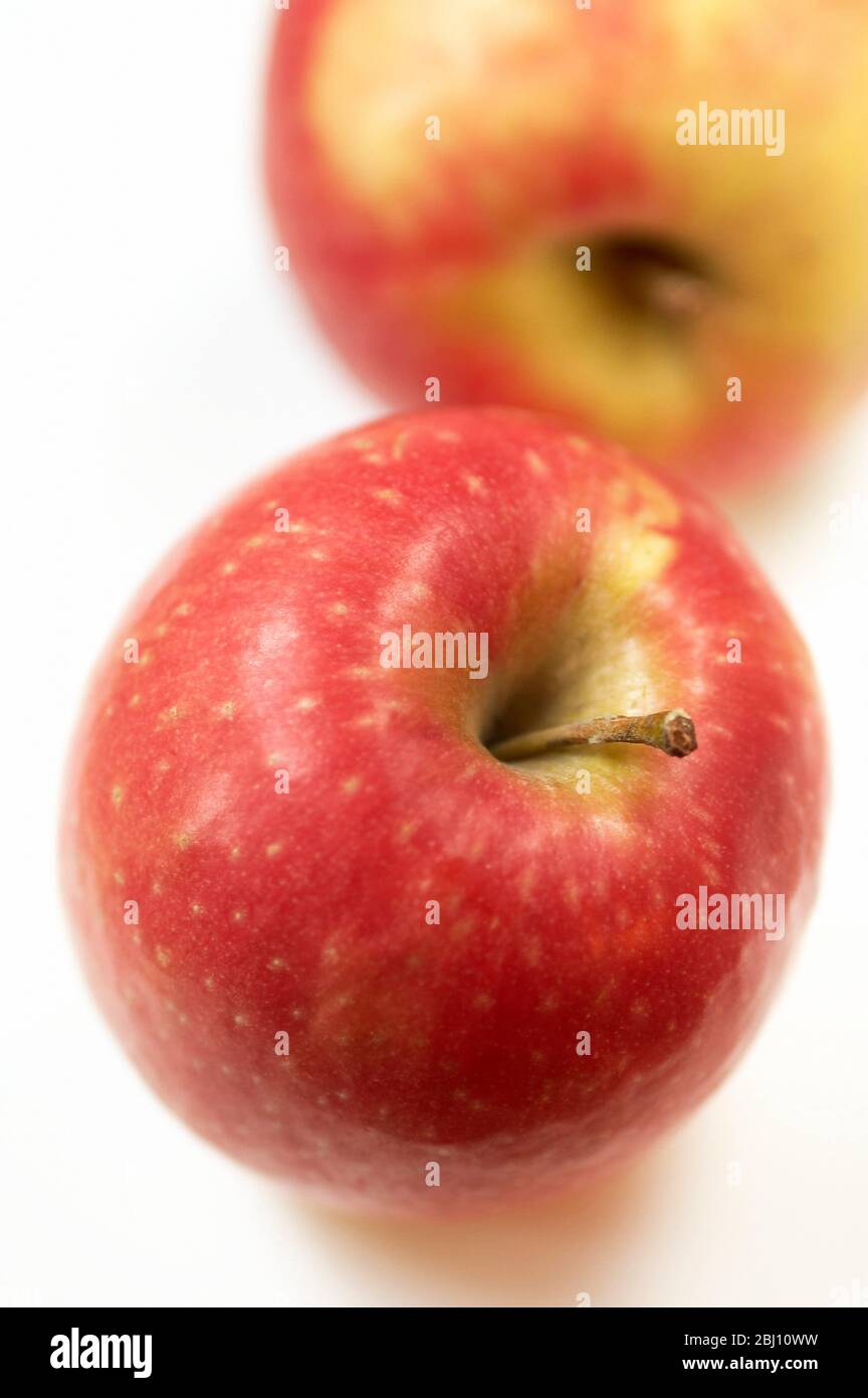 Dos manzanas rojas brillantes comiendo - Foto de stock