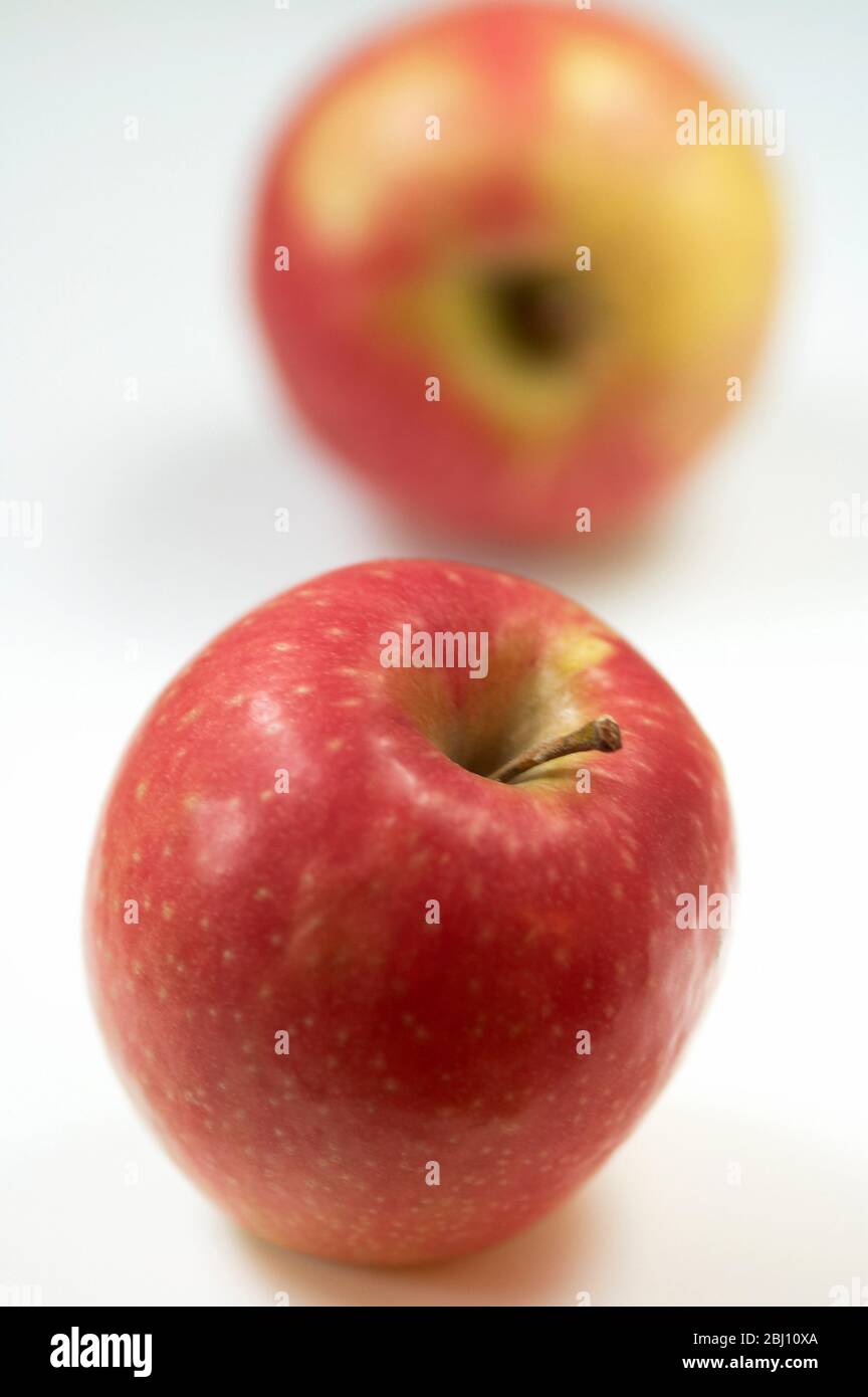 Dos manzanas rojas brillantes comiendo - Foto de stock