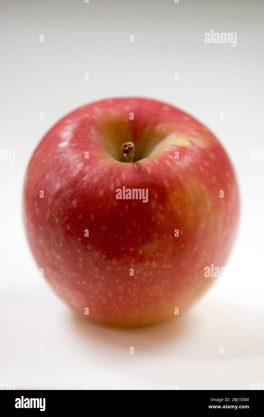 Una manzana roja brillante comiendo - Foto de stock
