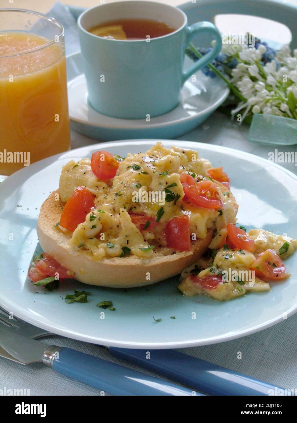 Bandeja de desayuno con huevos revueltos con tomate Foto de stock