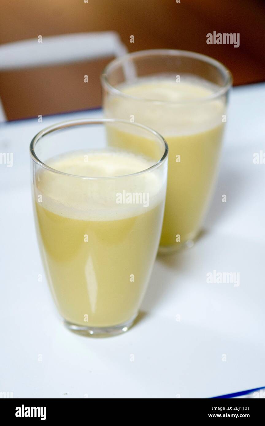 Dos vasos de bebida batida en bandeja blanca - Foto de stock