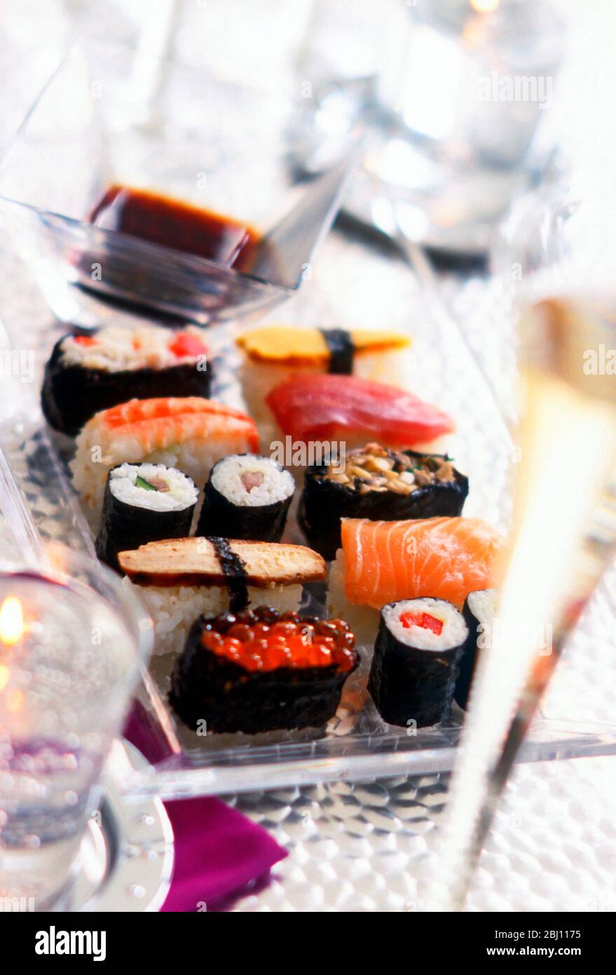 Sushi como bocados de cóctel en fiesta festiva - Foto de stock