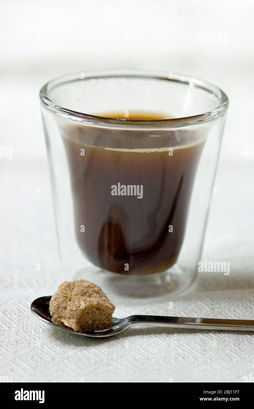 https://c8.alamy.com/compes/2bj11f7/bodum-vaso-de-cafe-con-azucar-de-cafe-espresso-y-cuchara-en-tela-de-lino-2bj11f7.jpg