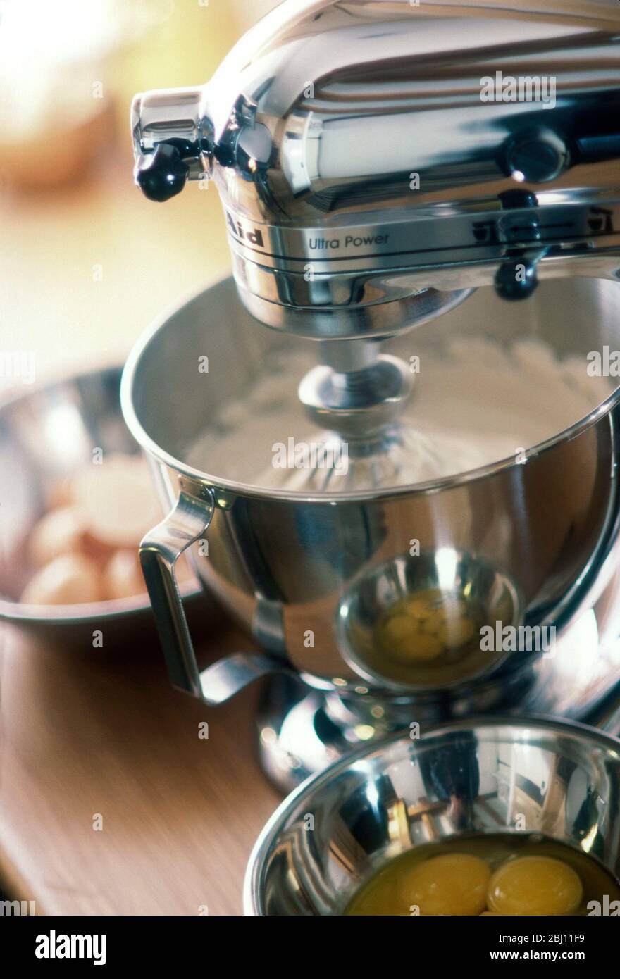 Cocina amasadora de ayuda que se utiliza para hacer una torta - Foto de stock
