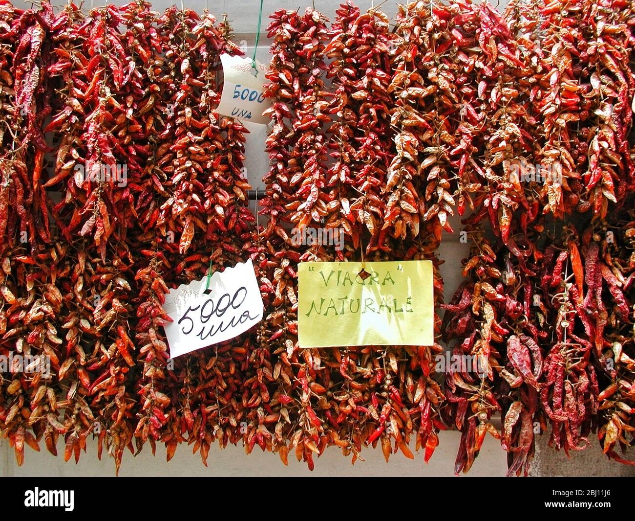 Pimientos secos colgando tienda en Amalfi Italia - la publicidad como 'Viagra natural - Foto de stock