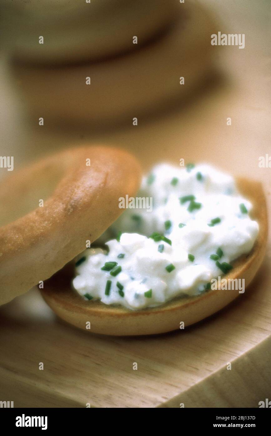 Bagel y queso cottage - Foto de stock