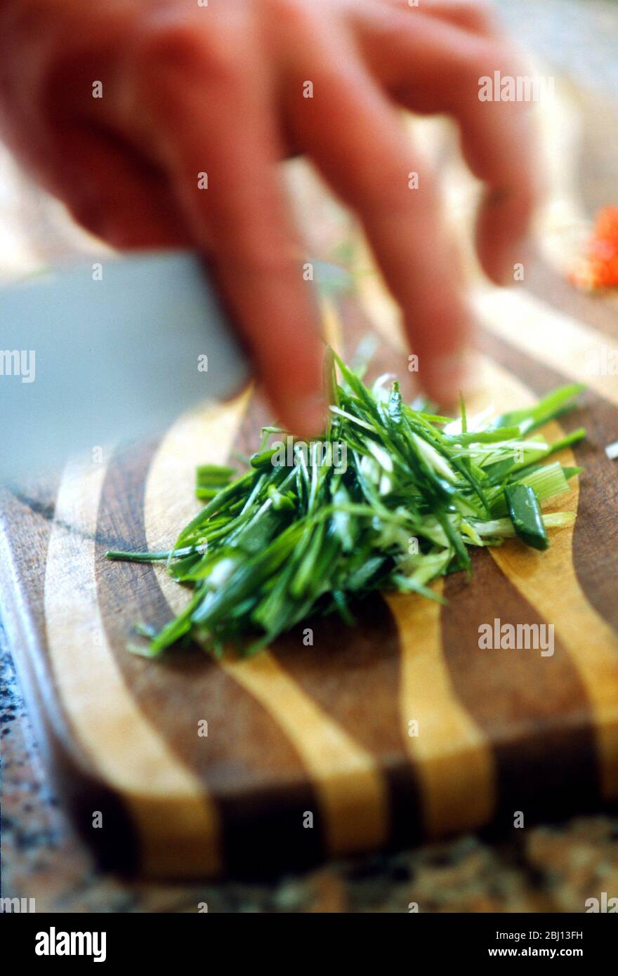 Picar cebollino - Foto de stock