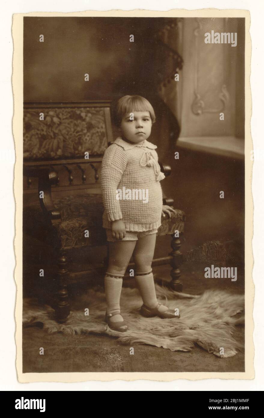 A principios de 1900 's foto de un niño de aspecto serio de 21/2 años de edad con un corte de pelo bob de moda en el momento, alrededor de 1925. REINO UNIDO Foto de stock