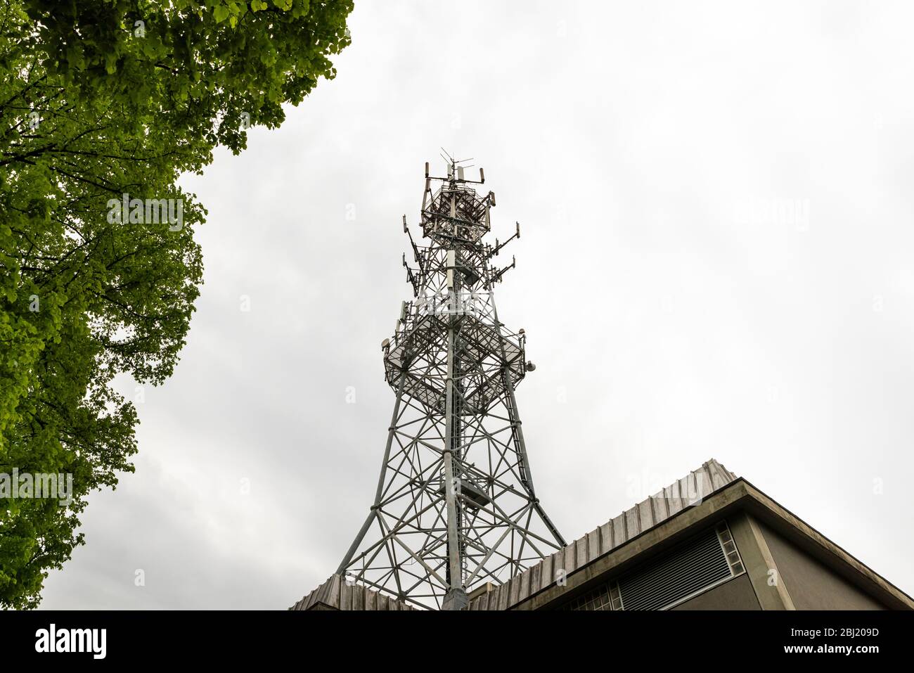 Torre de radio celular. Antena utilizada para teléfonos móviles y árboles  en un día nublado Fotografía de stock - Alamy