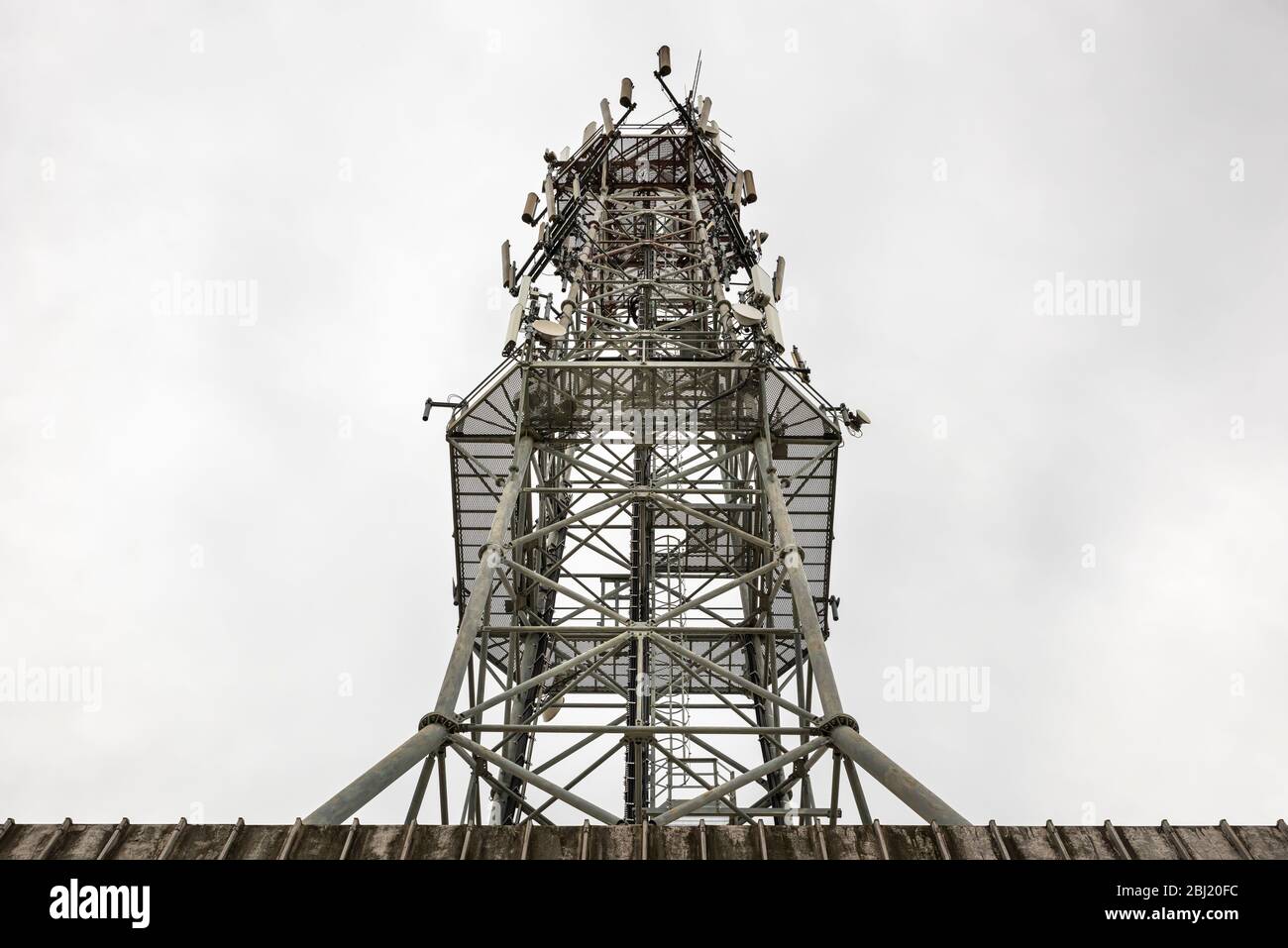 Parte superior de la antena utilizada para teléfonos móviles, torre de radio  celular en un día nublado Fotografía de stock - Alamy