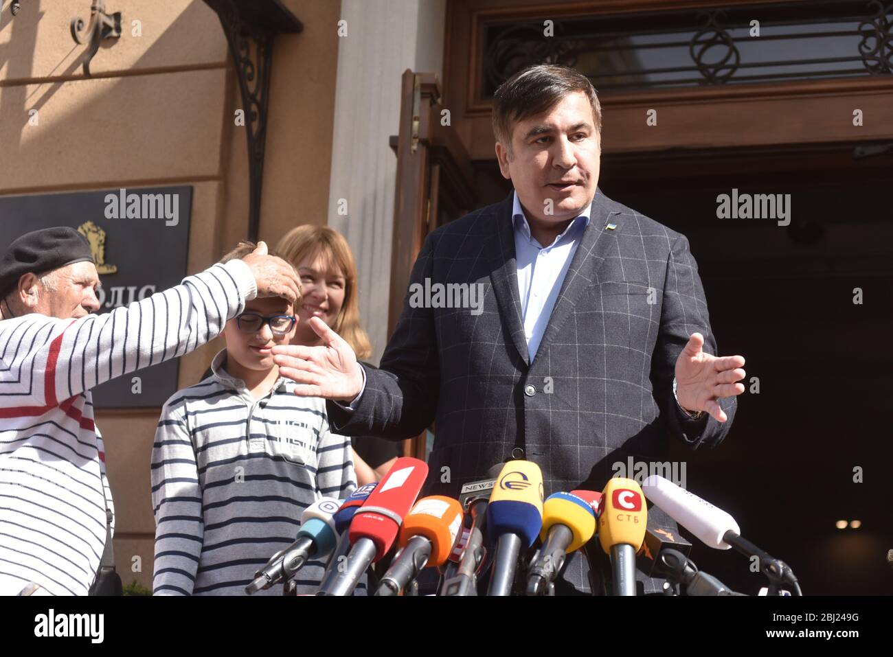 Lviv, Ucrania, 11 de septiembre de 2017. El ex presidente georgiano y ex gobernador de Odesa Mikhail Saakashvili habla con periodistas durante una conferencia de prensa en el centro de Lviv. Foto de stock