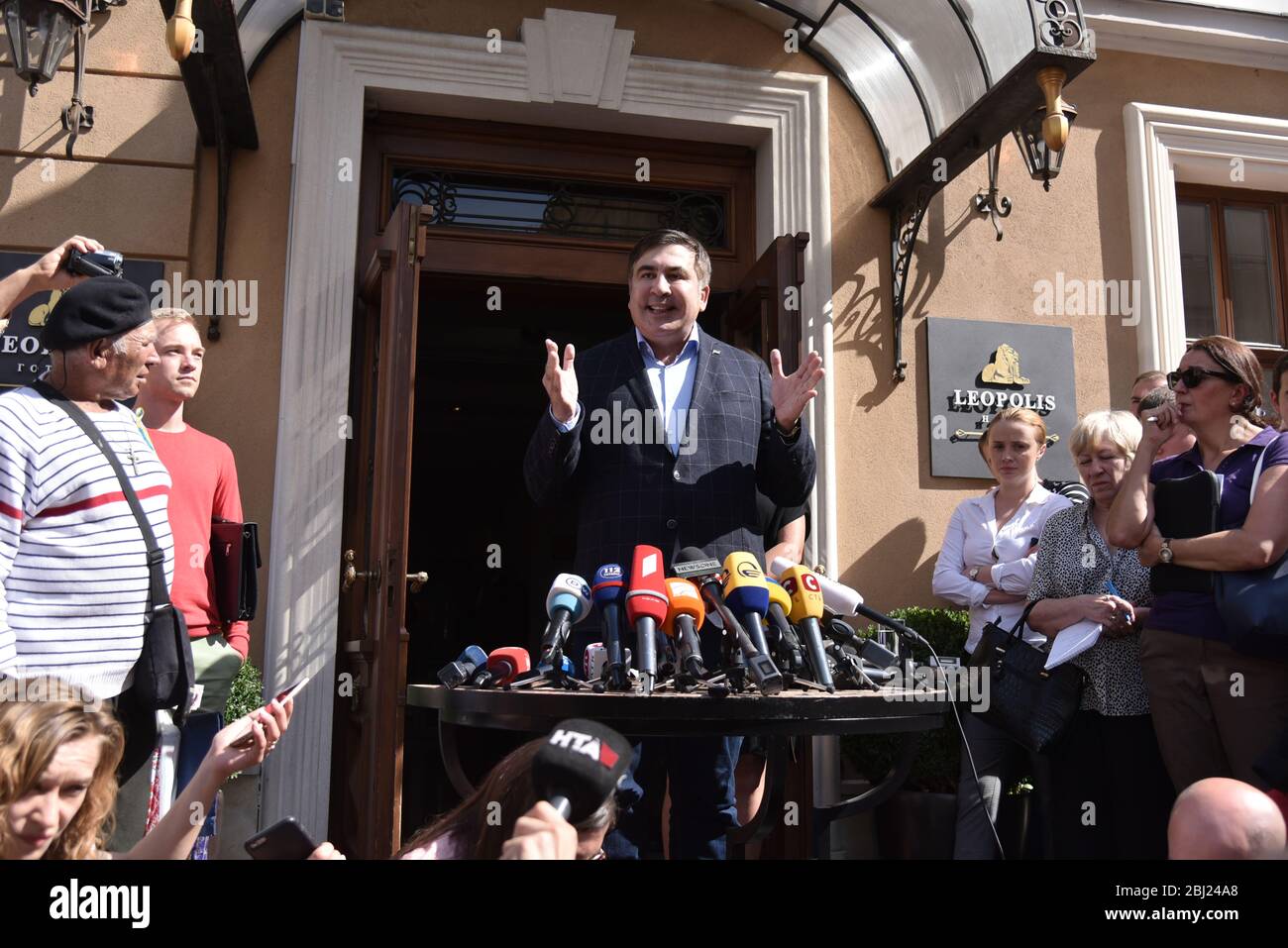 Lviv, Ucrania, 11 de septiembre de 2017. El ex presidente georgiano y ex gobernador de Odesa Mikhail Saakashvili habla con periodistas durante una conferencia de prensa en el centro de Lviv. Foto de stock