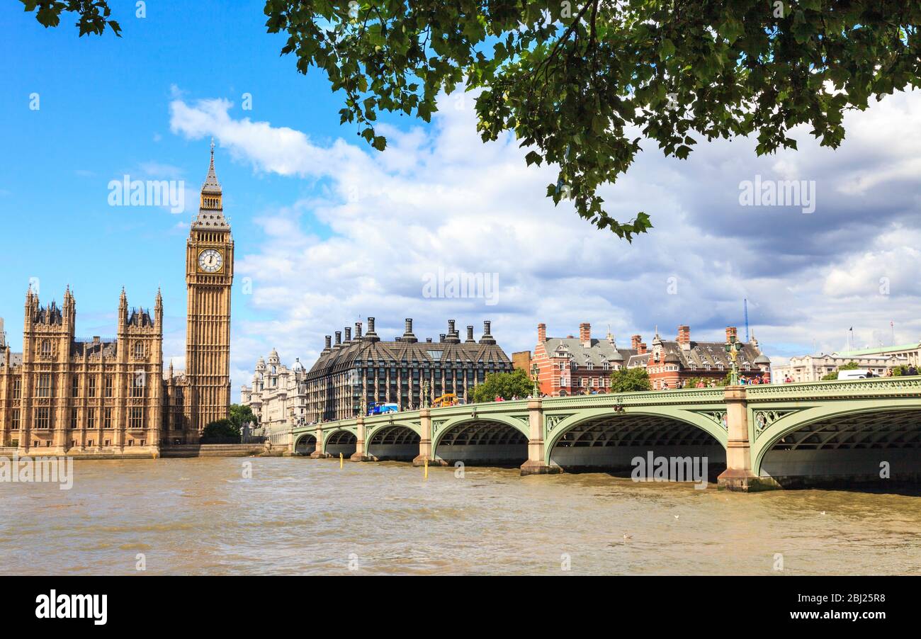 La torre del reloj Big Ben, las Casas del Parlamento y el puente Westminster cruzando el Támesis, Londres, Inglaterra Foto de stock