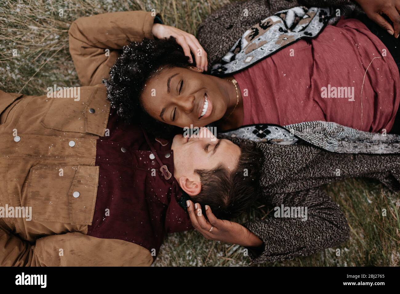 Vista superior de una mujer negra y un hombre blanco tumbado en el