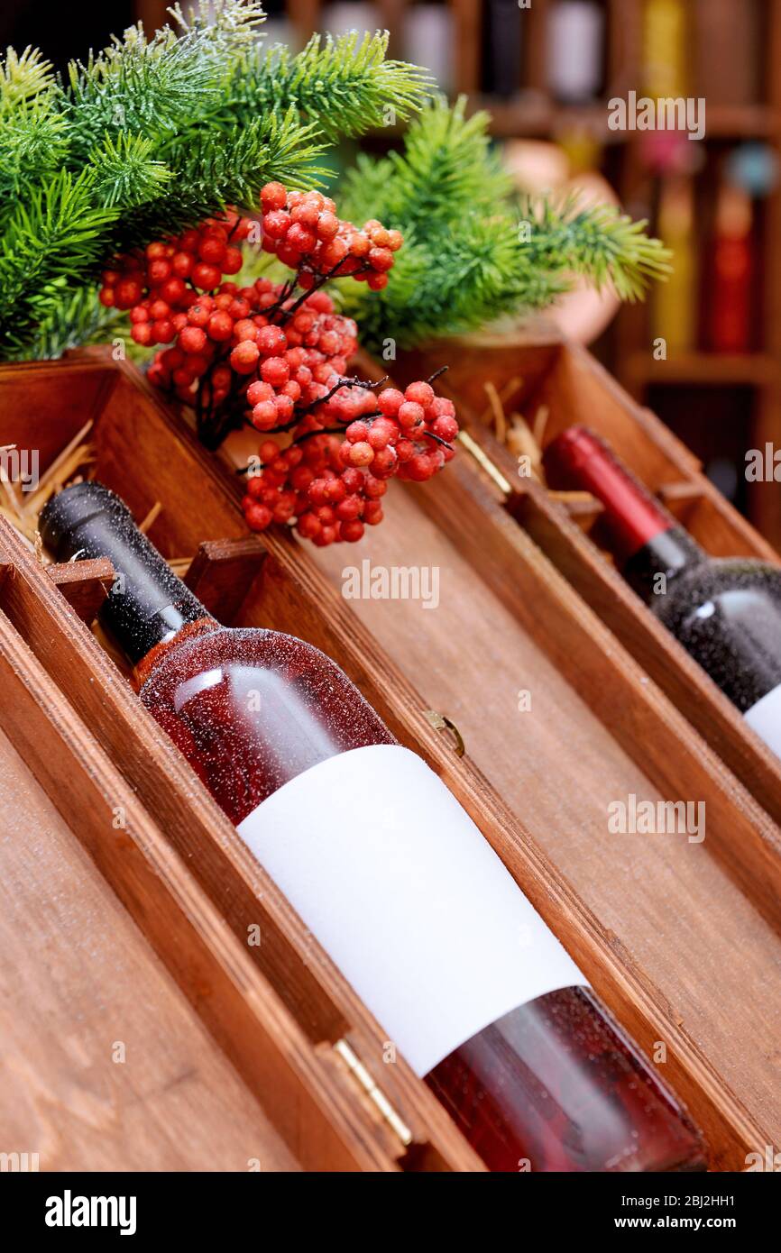 Botellas de vino en cajas de madera decoradas en la tienda Fotografía de  stock - Alamy