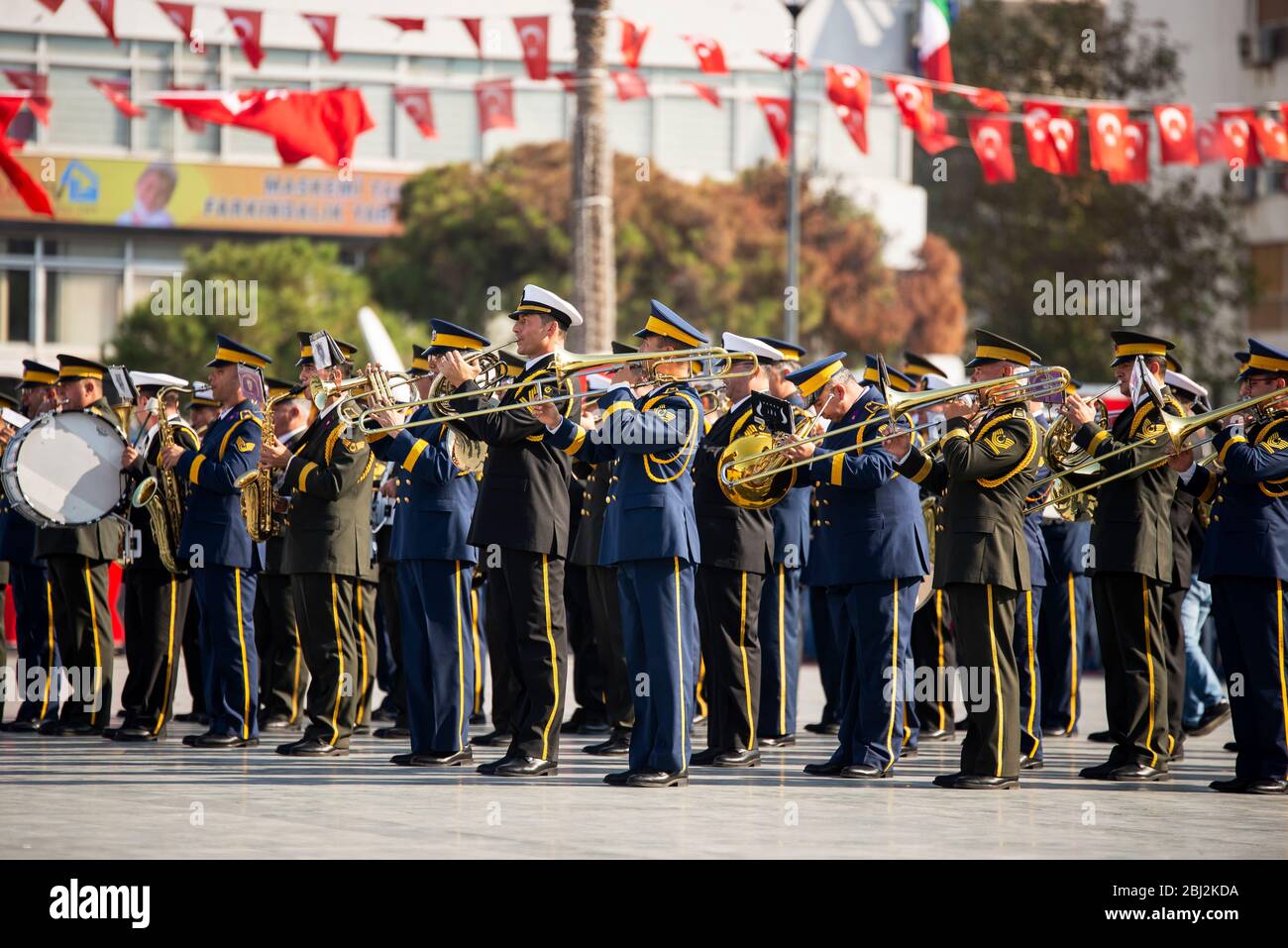 Izmir, Turquía - 29 de octubre de 2019: Banda militar tocando el día de la República de Turquía. Alsancak Izmir Turquía. Foto de stock