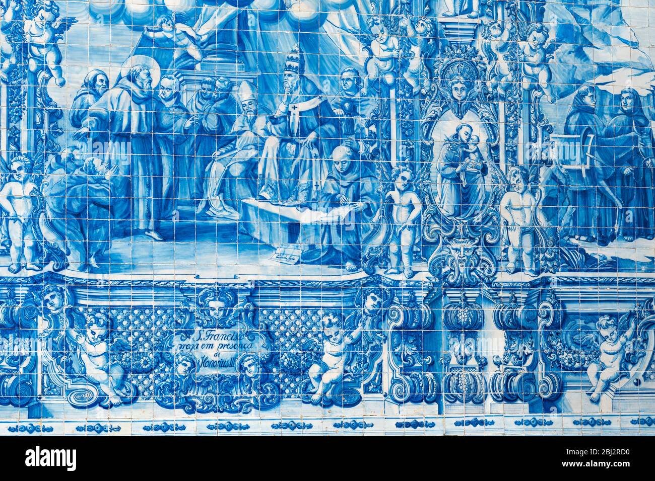 Azulejos portugueses de pared azul y blanco de la Capilla das almas de Santa Catarina - Capilla de Santa Catalina en Oporto, Portugal Foto de stock