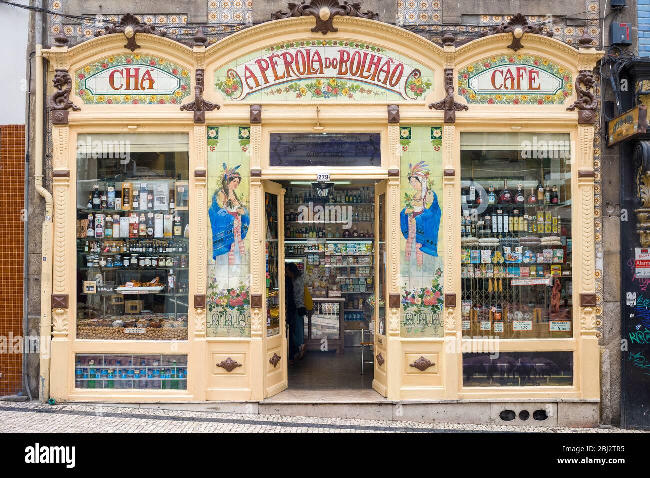 Pintoresco café tradicional Eperola do Bolhao, y tienda de delicatessen en Oporto, Portugal Foto de stock