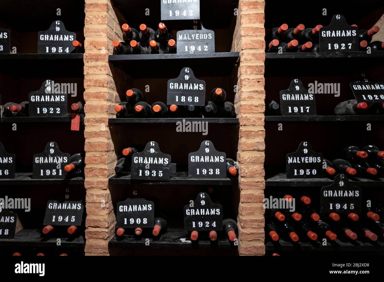 Botellas de Oporto de época en estanterías en bodegas de Graham's Port Lodge en V|la Nova de Gaia en Oporto, Portugal Foto de stock