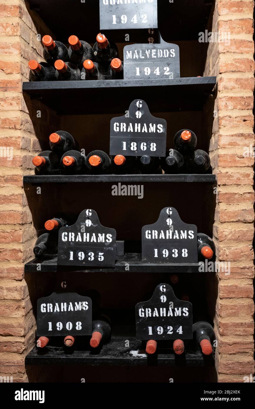 Botellas de Oporto de época en estanterías en bodegas de Graham's Port Lodge en V|la Nova de Gaia en Oporto, Portugal Foto de stock