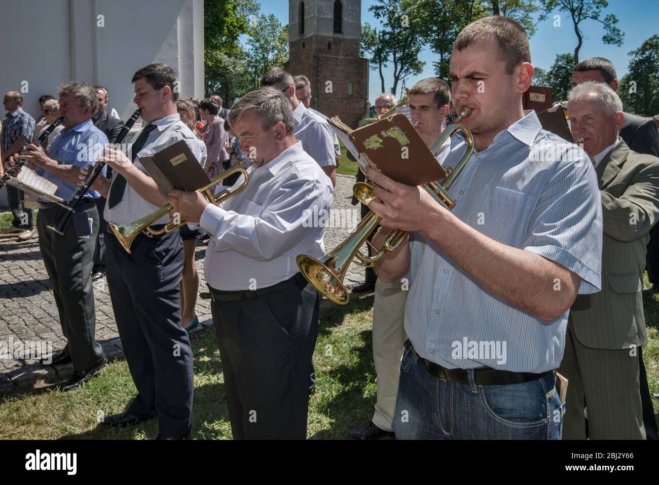 Aldea orquesta tocando en la misa del domingo en la Iglesia en Witow Norbertine, aldea cerca de Piotrkow Trybunalski, Western Mazovia, Polonia Foto de stock