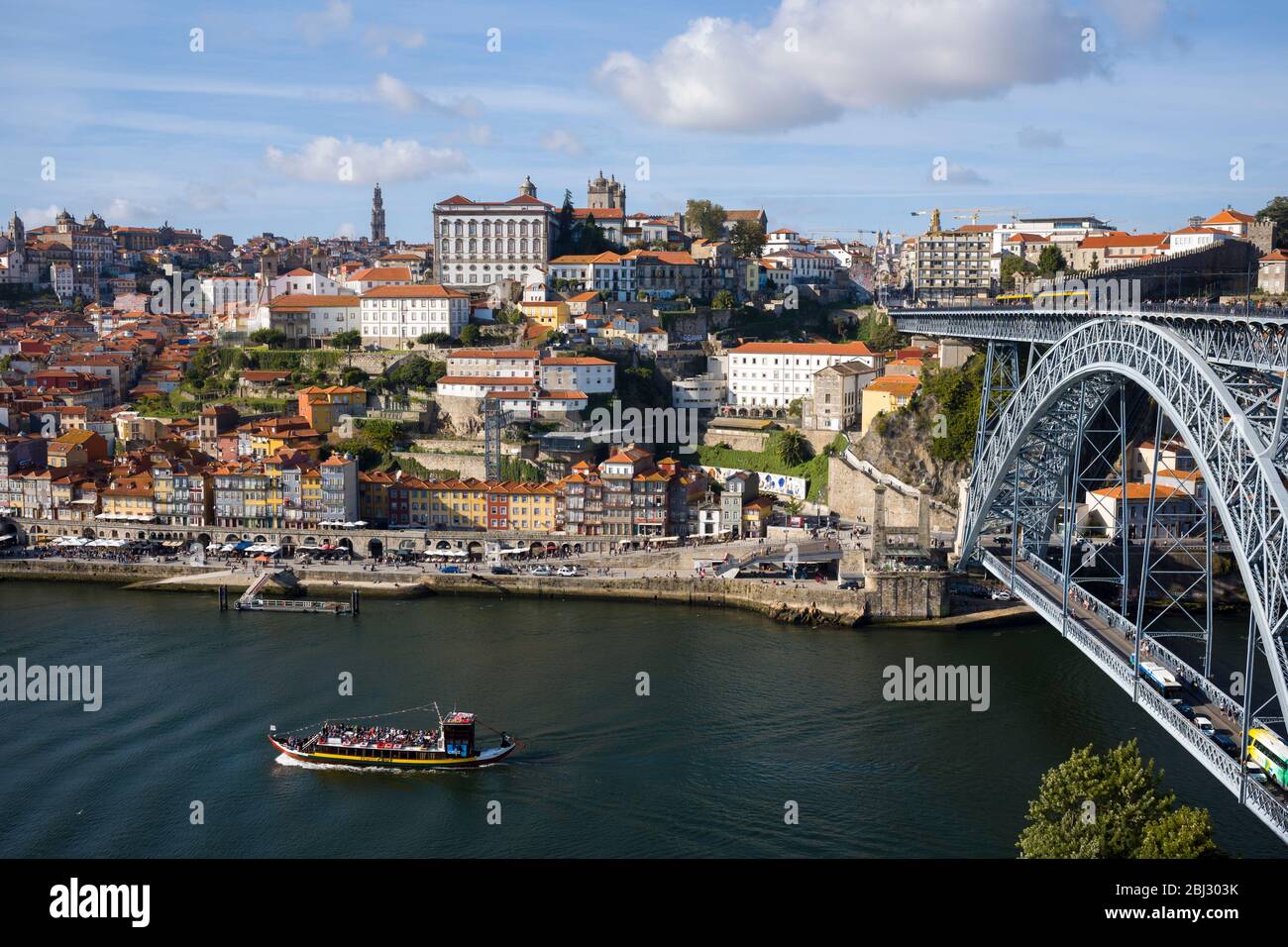 Rabelo puerto barcaza del vino y el Ponte de Dom Luis I - puente de arco de metal sobre el río Duero que conecta Porto con V|la Nova de Gaia, Portugal Foto de stock