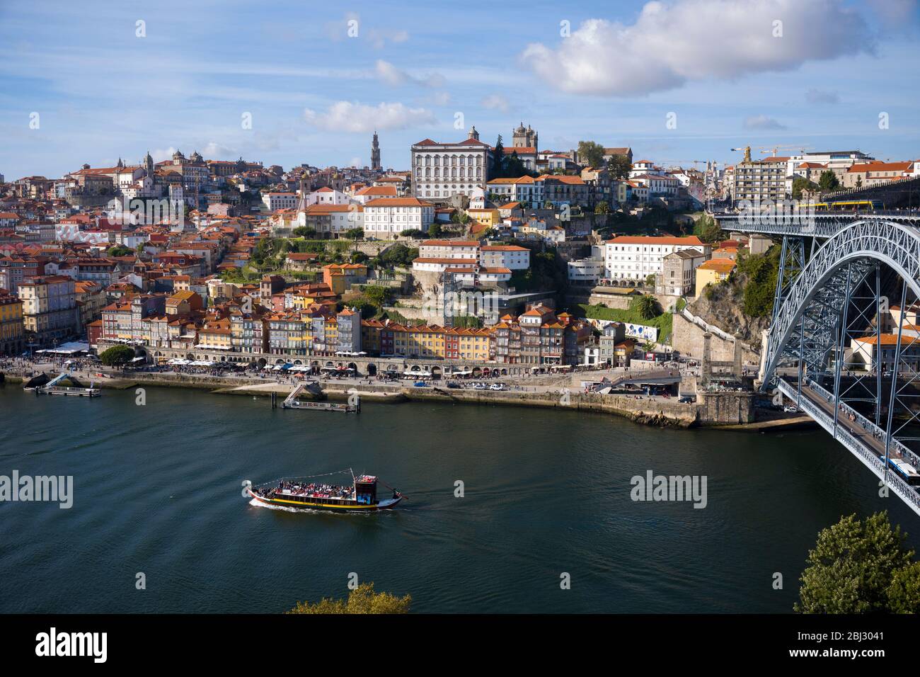 Rabelo puerto barcaza del vino y el Ponte de Dom Luis I - puente de arco de metal sobre el río Duero que conecta Porto con V|la Nova de Gaia, Portugal Foto de stock