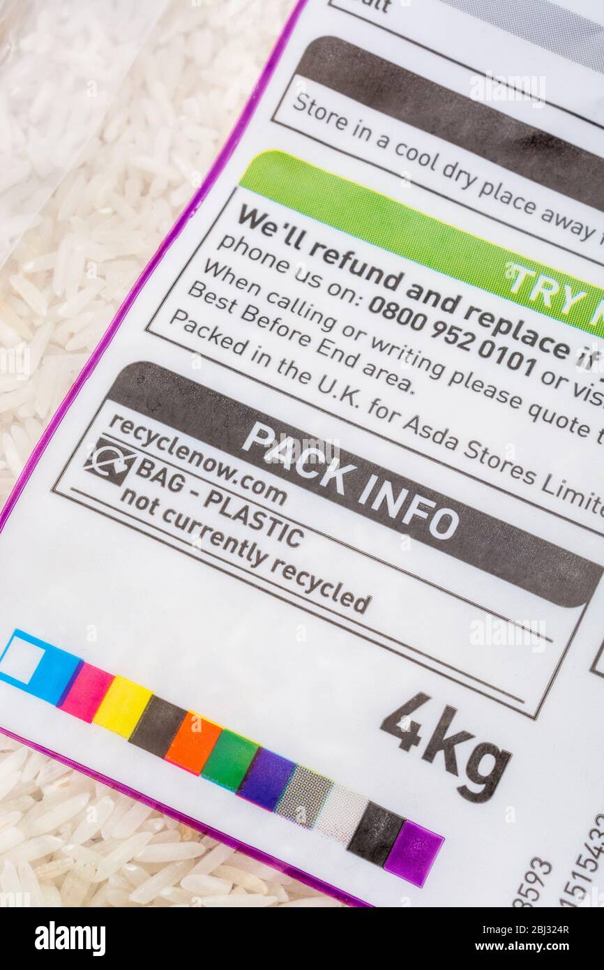 Etiquetado DE productos ASDA que muestra el estado de reciclaje del embalaje. Para la guerra contra el plástico blando, el reciclaje de plástico, información sobre el reciclaje de envases, etiquetas de alimentos. Foto de stock