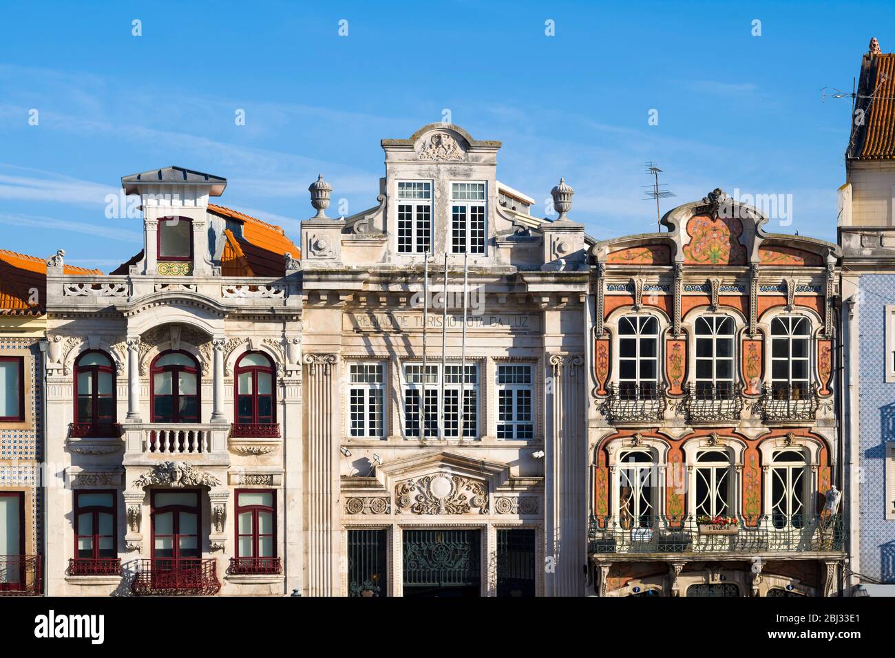 Elegante arquitectura portuguesa de edificios ornamentados junto al canal central en Aveiro, Portugal Foto de stock