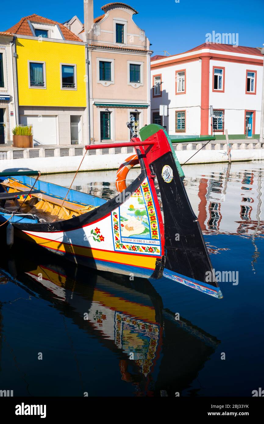 Barco moliceiro, de estilo góndola, pintado de colores brillantes y tradicional, con escena de saucy pintada en proa en Aveiro, Portugal Foto de stock