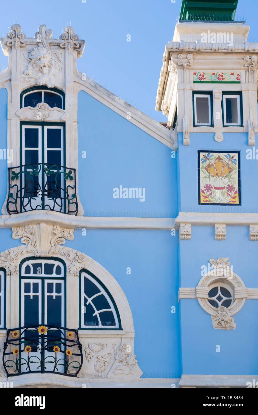 El Museo de Arte Nova, de decoración ornamentada, y la Casa de Cha, con azulejos de cerámica y balcones tradicionales, en Aveiro, Portugal Foto de stock
