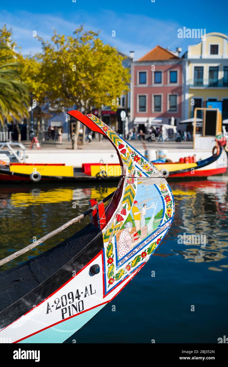 Barco tradicional moliceiro, de estilo góndola, pintado con escena pintada en proa, en Aveiro, Portugal Foto de stock