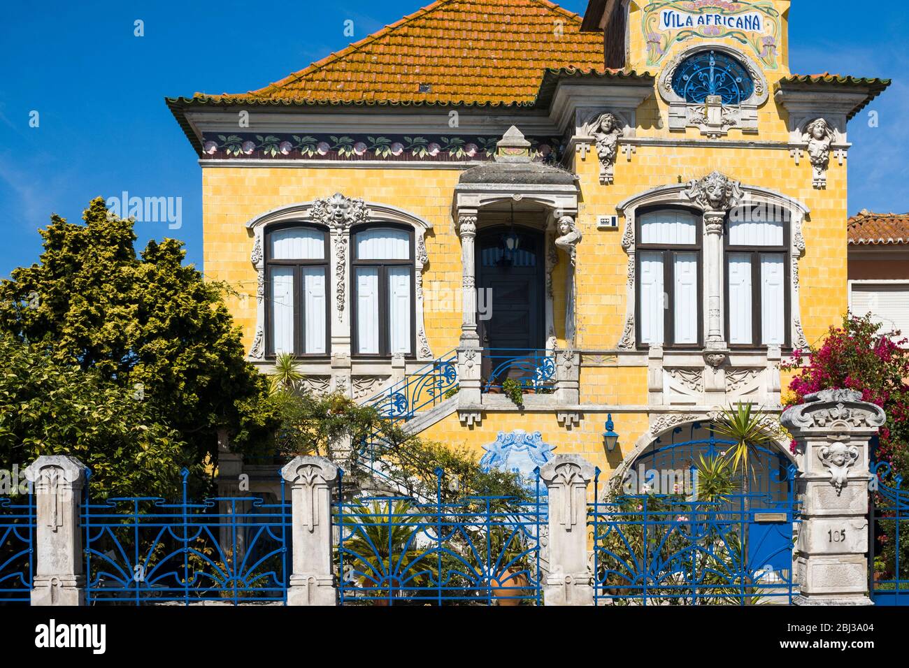 Fachada de Vila Africana, siglo XX estilo Art Nouveau tradicional arquitectura propiedad de interés público en Ilhavo por Aveiro, Portugal Foto de stock