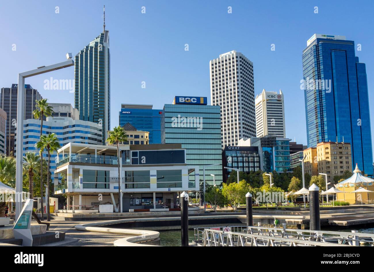 Torres de oficinas Allendale Square, Exchange Plaza, St Martins Tower BGC Center y South32 Tower con vistas a Elizabeth Quay Perth Western Australia. Foto de stock