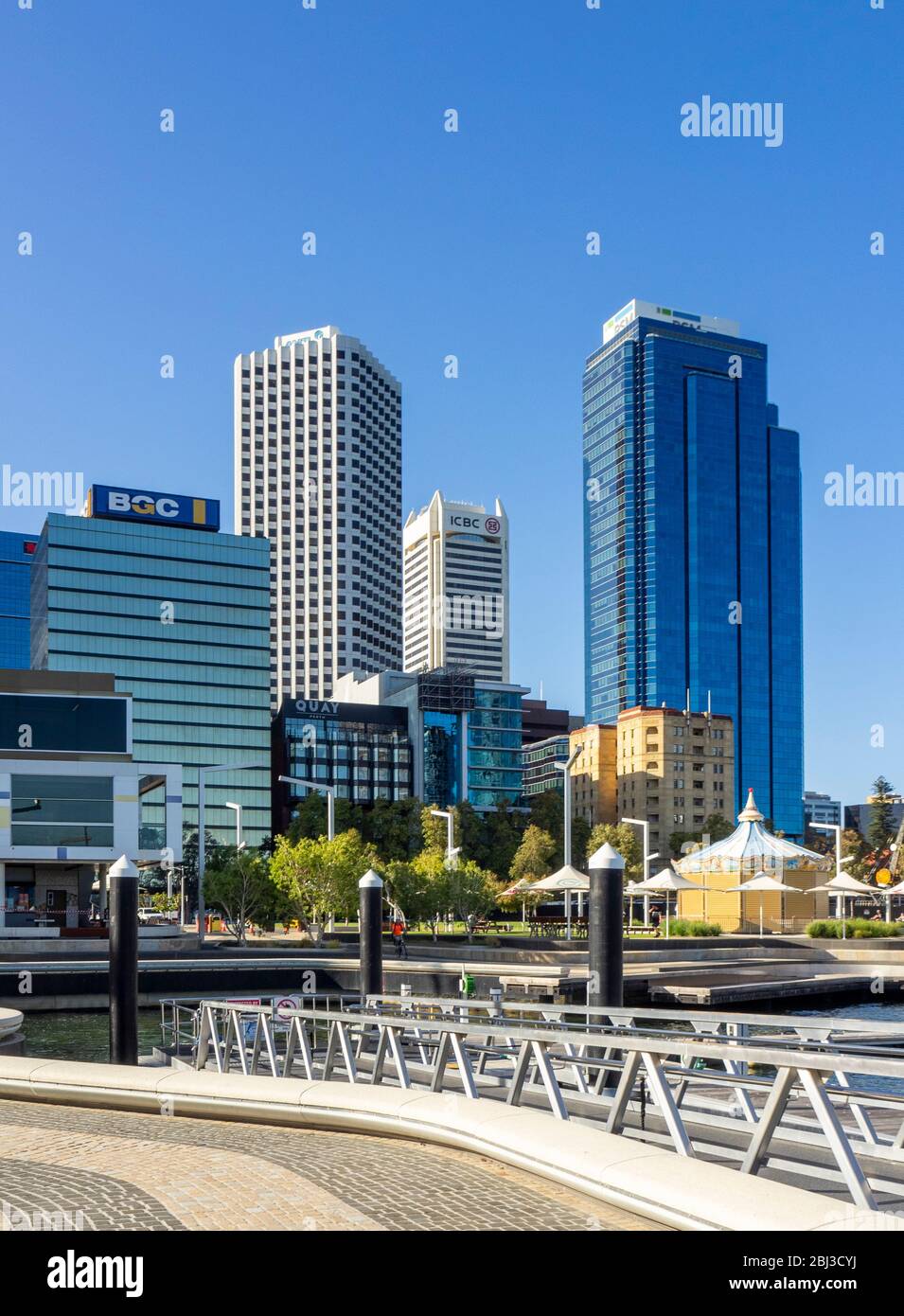 Torres de oficinas Allendale Square, Exchange Plaza, St Martins Tower BGC Center y Lawson Apartments con vistas a Elizabeth Quay Perth Western Australia. Foto de stock