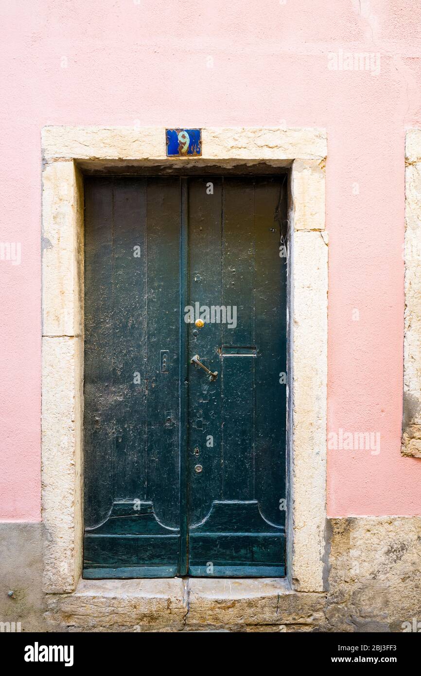Típica puerta de arquitectura tradicional portuguesa en Lisboa, Portugal Foto de stock