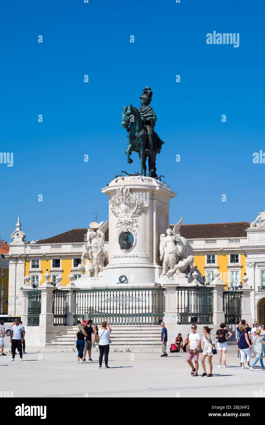 Turistas fotografiando la estatua de bronce de José I a caballo - rey de Portugal en Praca do Comercio -Terreiro do Pao, en Lisboa, Portugal Foto de stock
