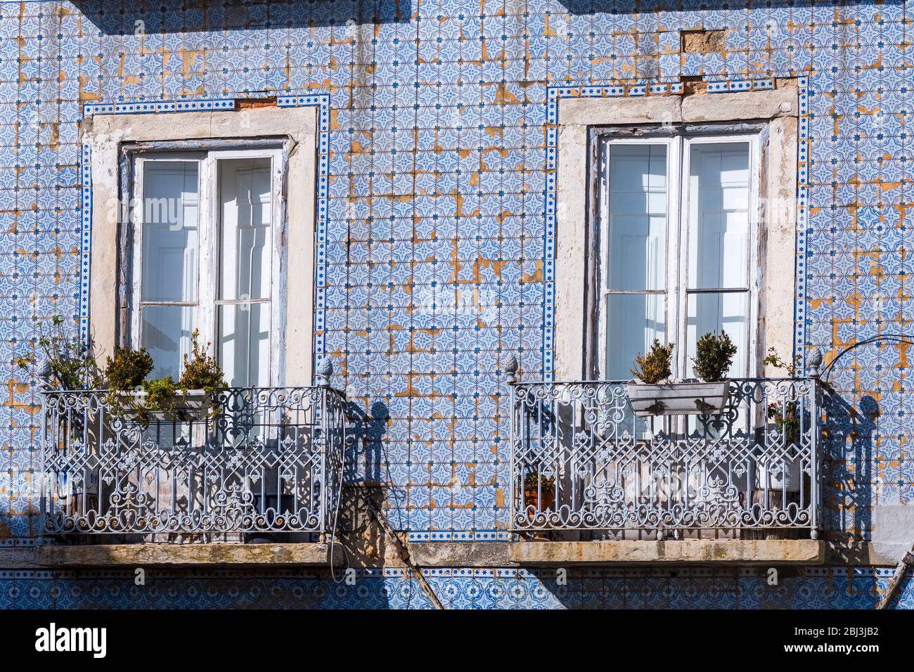 Azulejos típicos portugueses Azulejos y balcones en la zona residencial de Lisboa, Portugal Foto de stock