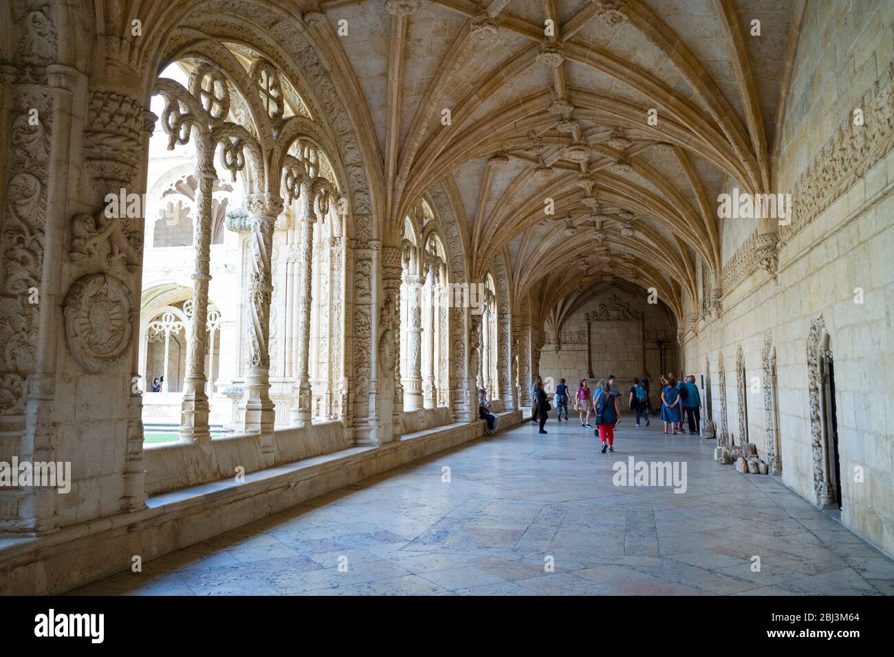 Turistas en claustros del famoso Monasterio de Jeronimos - Mosteiro dos Jeronimos en Lisboa, Portugal Foto de stock