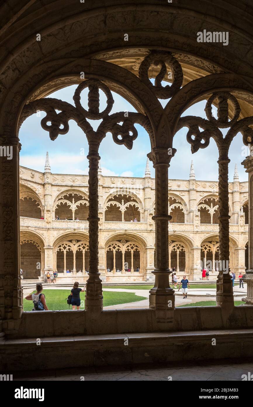 Turistas en claustros del famoso Monasterio de Jeronimos - Mosteiro dos Jeronimos en Lisboa, Portugal Foto de stock