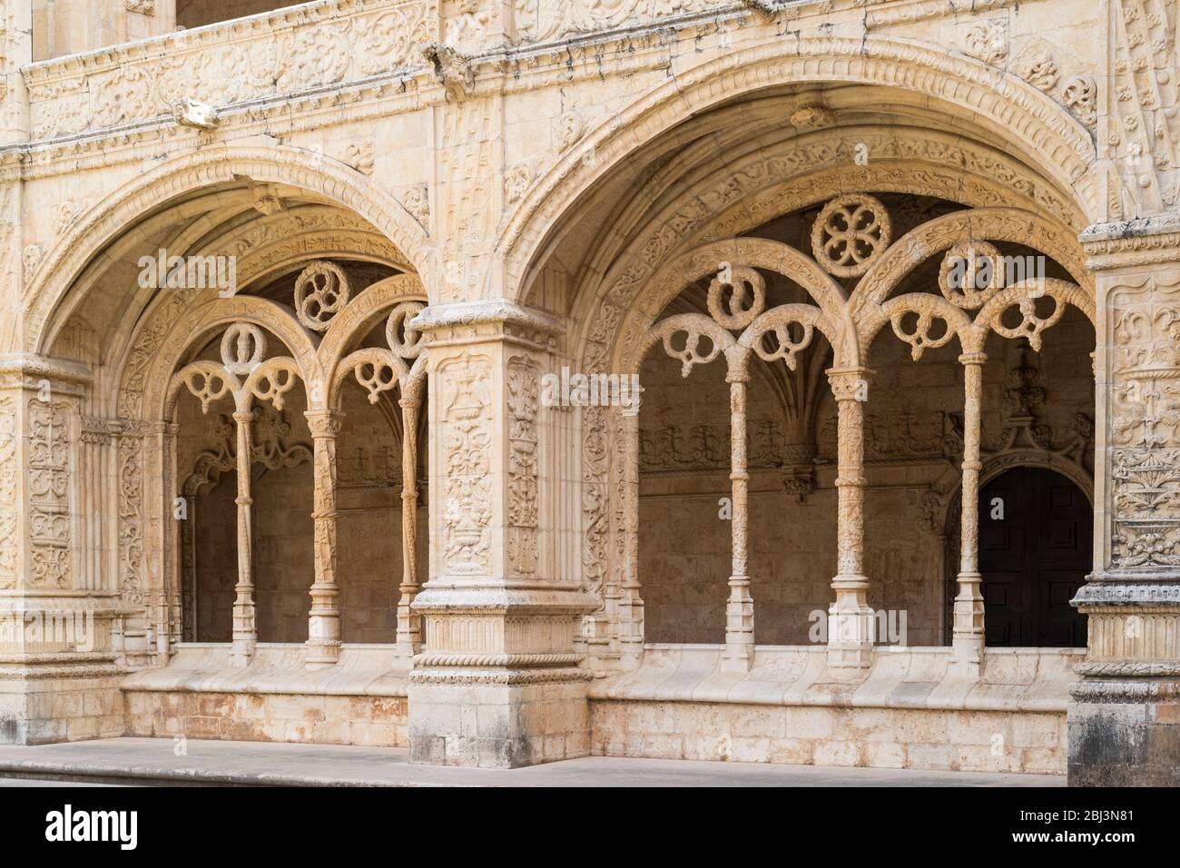 Pilares de piedra arcos y claustros del famoso Monasterio de Jeronimos - Mosteiro dos Jeronimos en Lisboa, Portugal Foto de stock