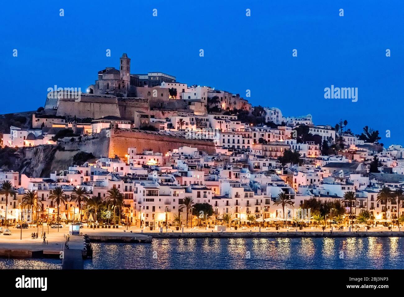 Ibiza ciudad y la catedral de Santa Maria d'Eivissa por la noche Fotografía  de stock - Alamy