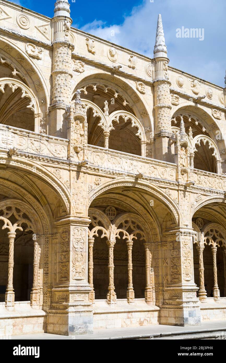 Pilares de piedra y claustros del famoso Monasterio de Jerónimos - Mosteiro dos Jerónimos en Lisboa, Portugal Foto de stock