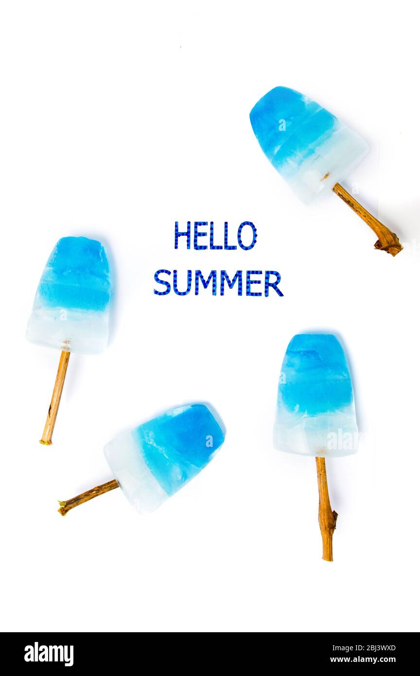 Hola verano tarjeta con paletas de color azul vista superior Foto de stock