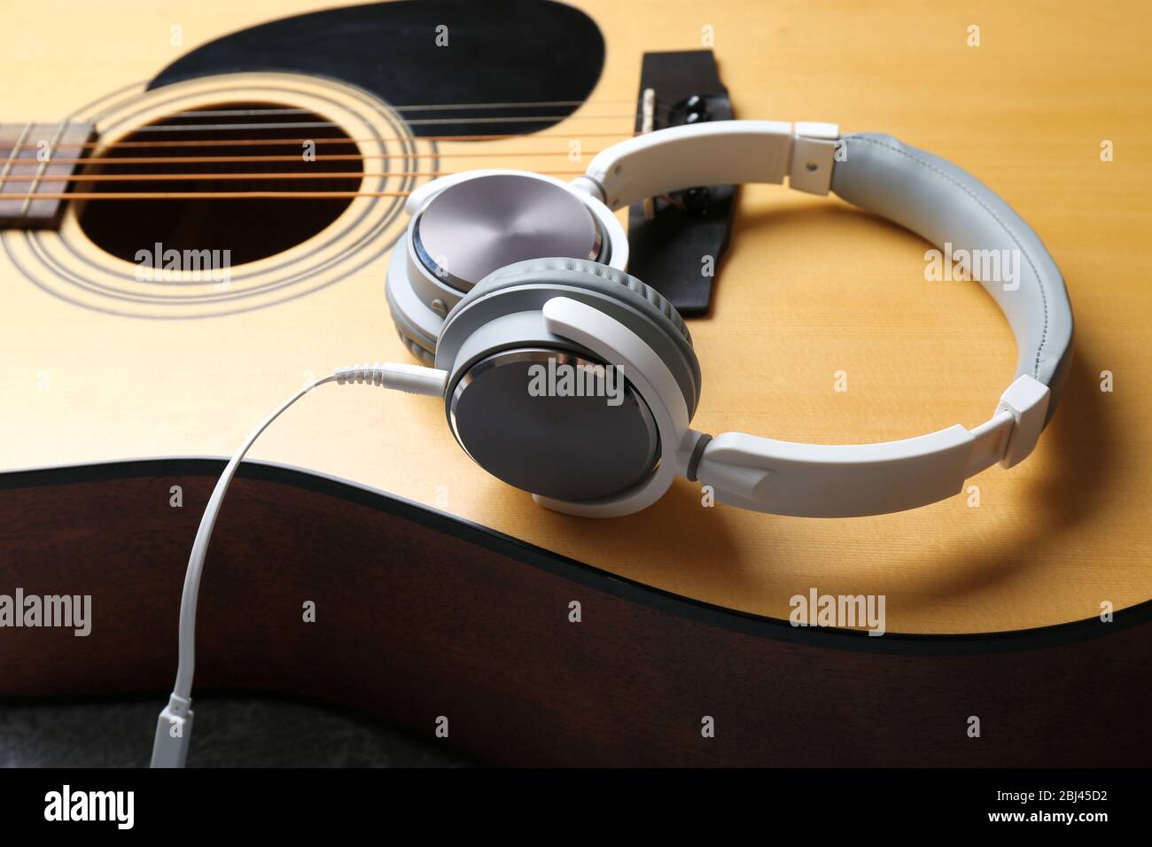 Guitarra clásica y auriculares, primeros planos Fotografía de stock - Alamy